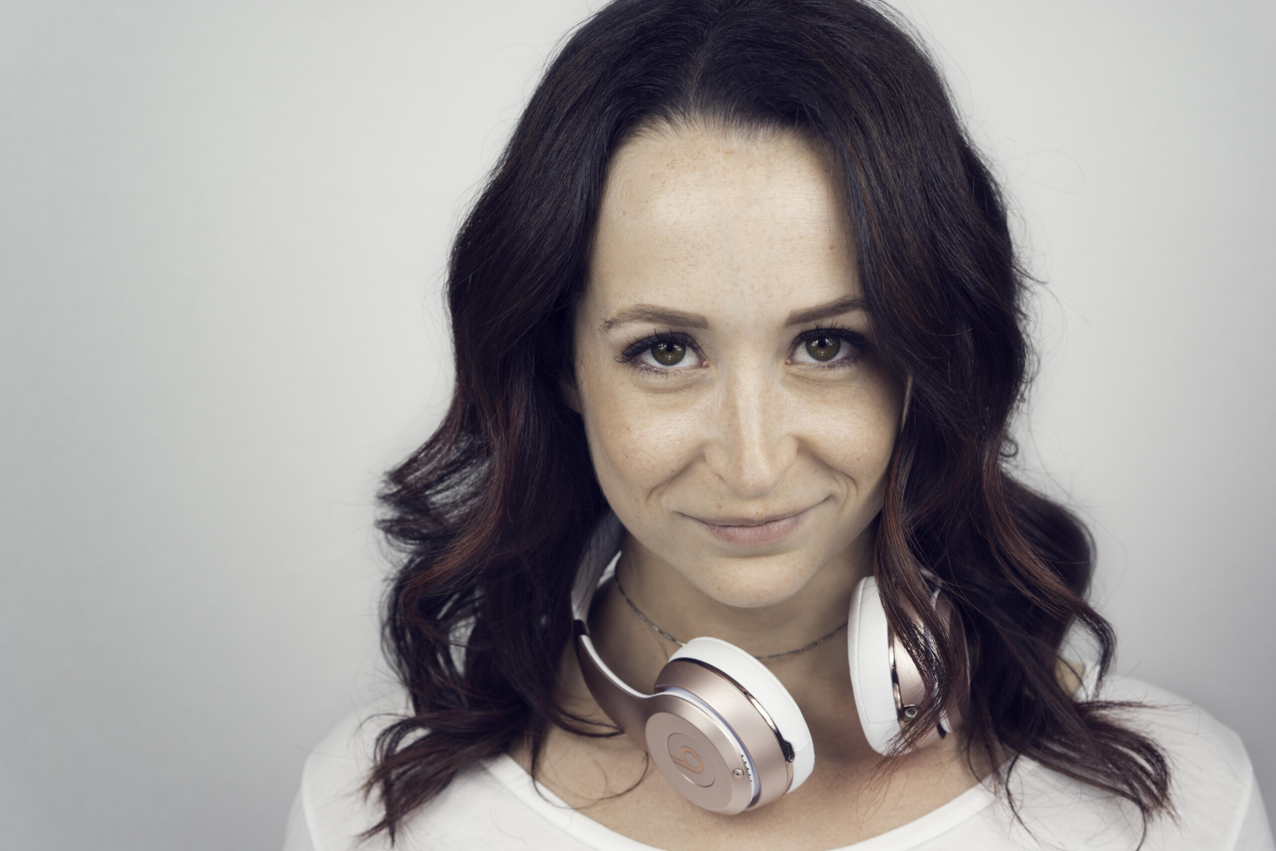 Rebecca Hebert is a former restaurant industry professional with nearly 20 years of hands-on experience leading teams in fast-paced hospitality environments.